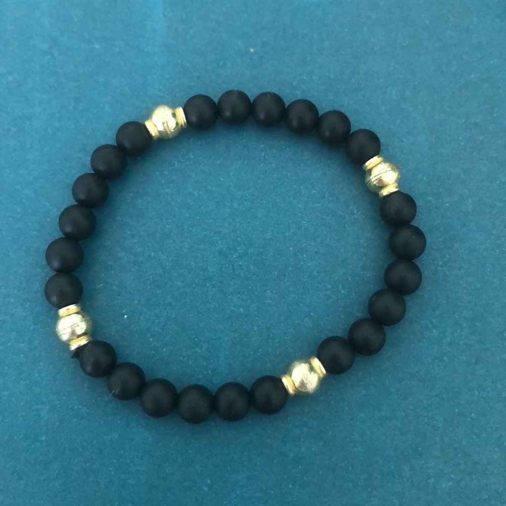 Black and gold bead bracelet